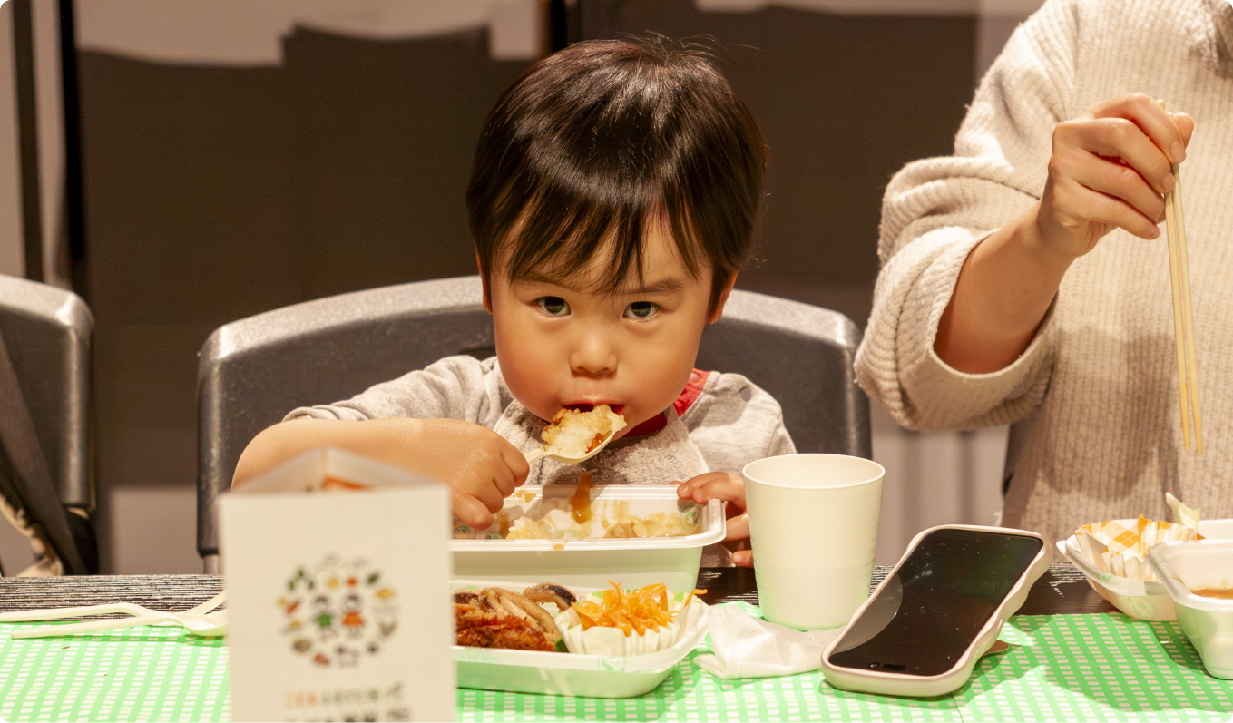 食事をするこども
